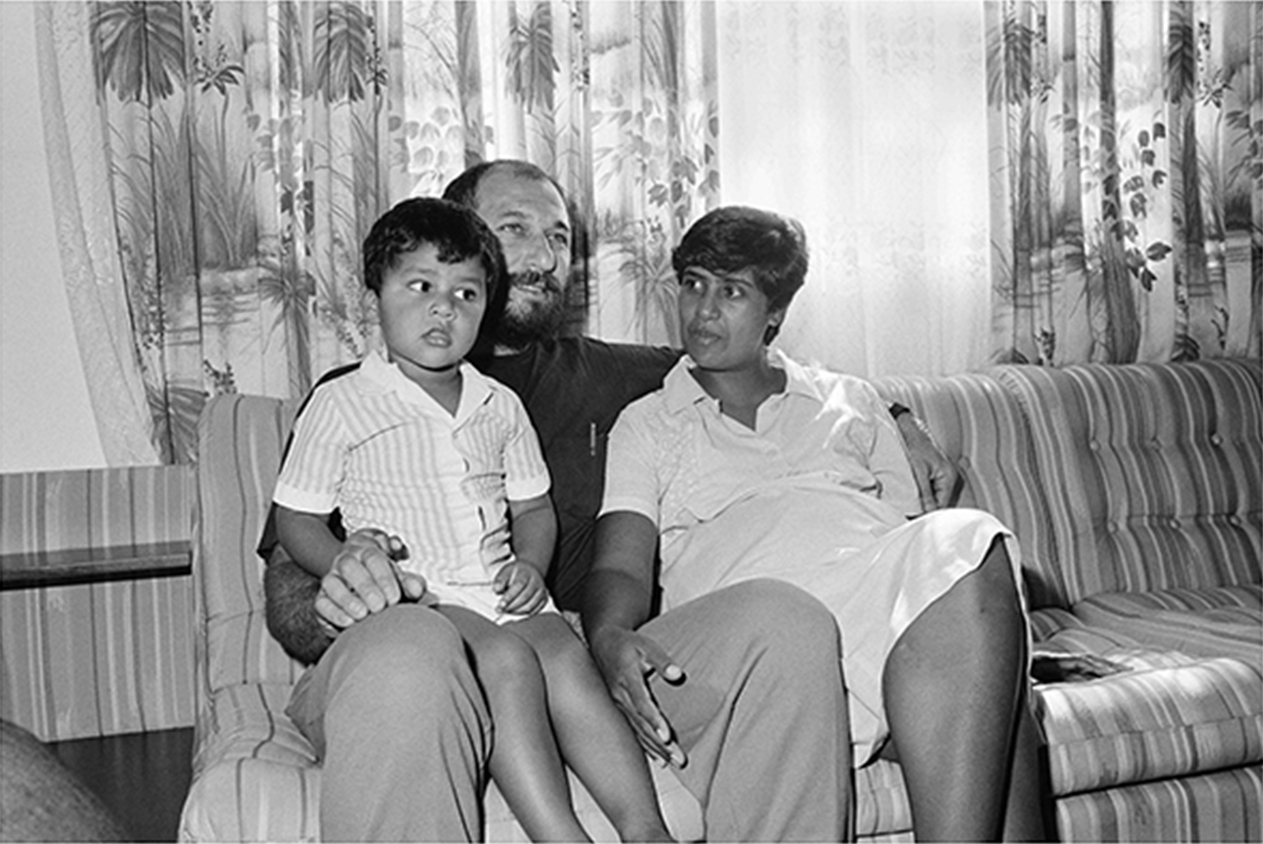 Trevor Manuel with his then wife Lynne Matthews and son Govan on his release from detention. 1988